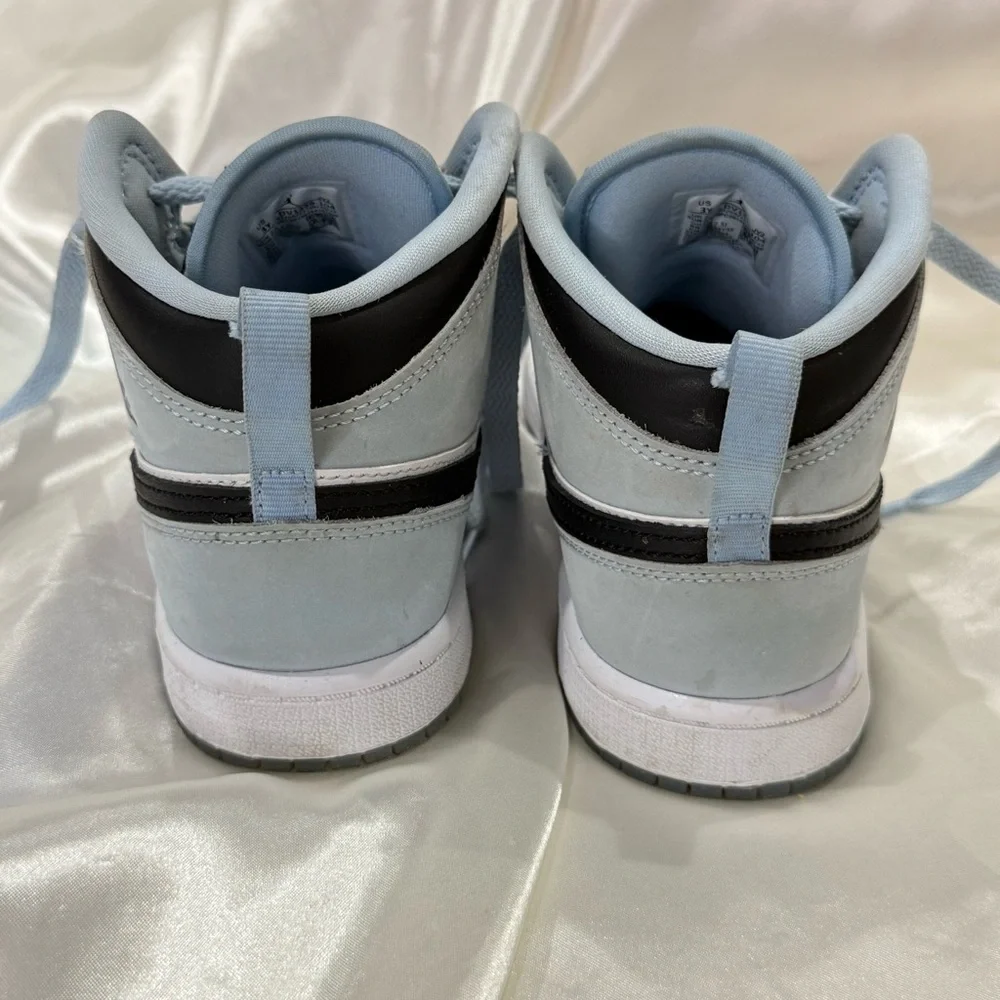 Nike Air Jordan Retro 1 MID SE Sneakers UNC Ice Blue Size 3Y Streetwear Sporty
